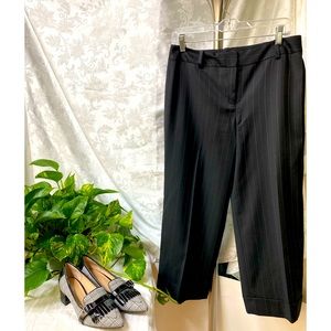Cropped pants Black Ann Taylor size 6 Perfect Condition Cuffed.